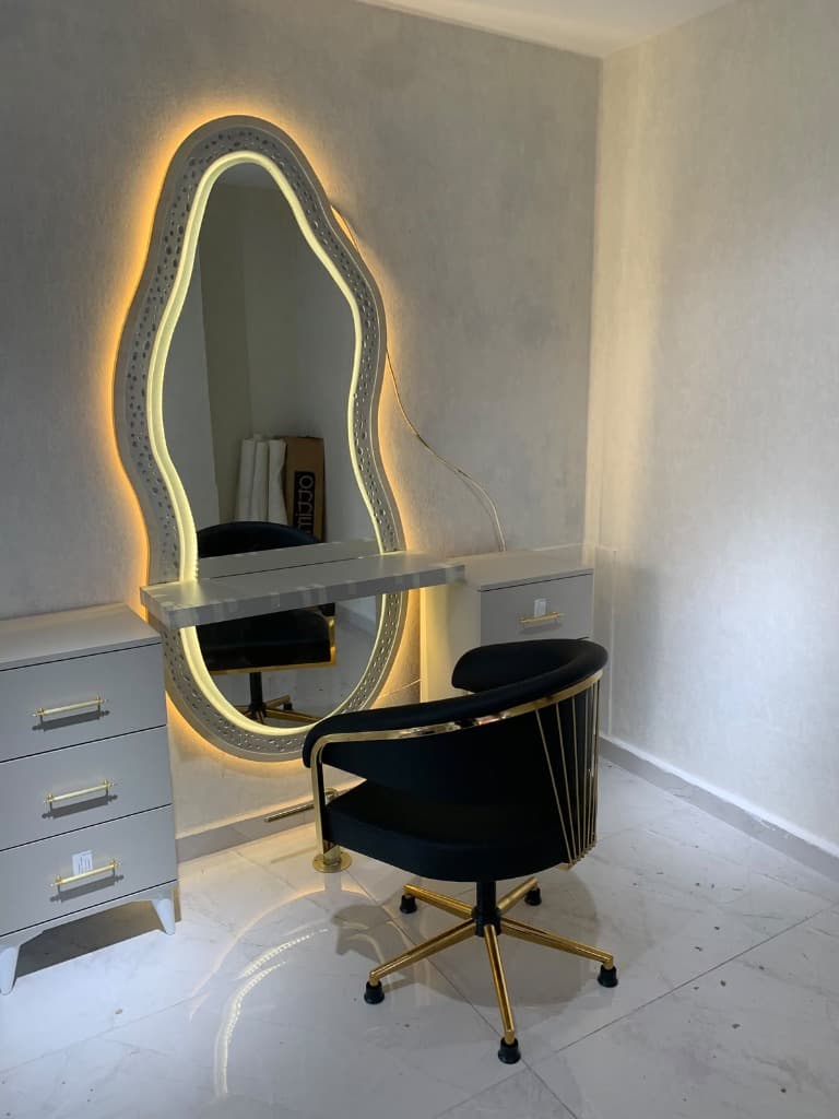 Oray Concept Asimetrik Dalgalı LED Ayna ve Gold Koltuk 7